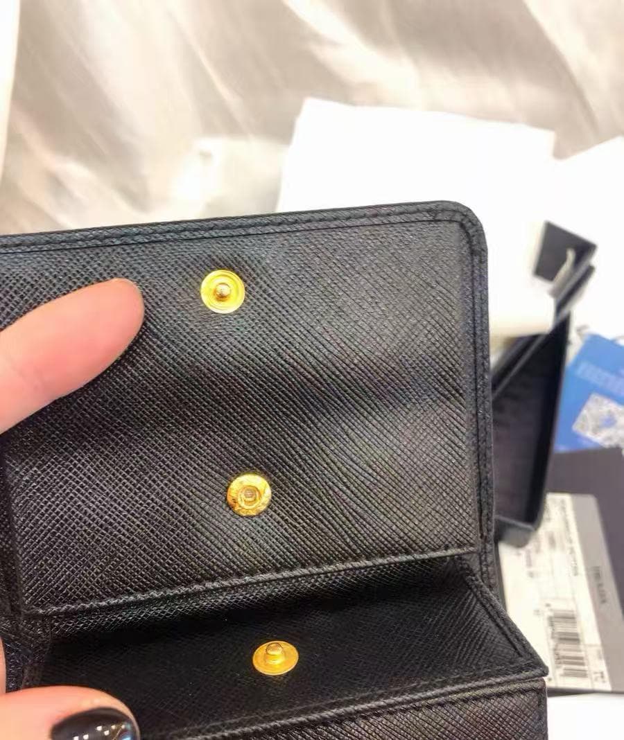 美品✨プラダ　二つ折り　L字ファスナー　金ロゴ　デカロゴ　レザー　ブラック 極美品✨プラダ 二つ折り L字ファスナー金ロゴデカロゴレザーブラック