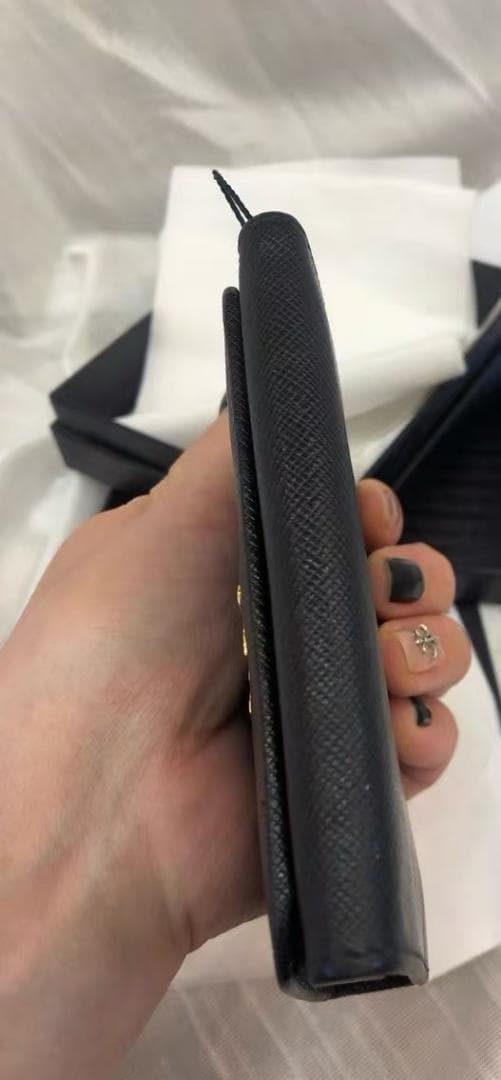 極美品✨プラダ 二つ折り L字ファスナー金ロゴデカロゴレザーブラック