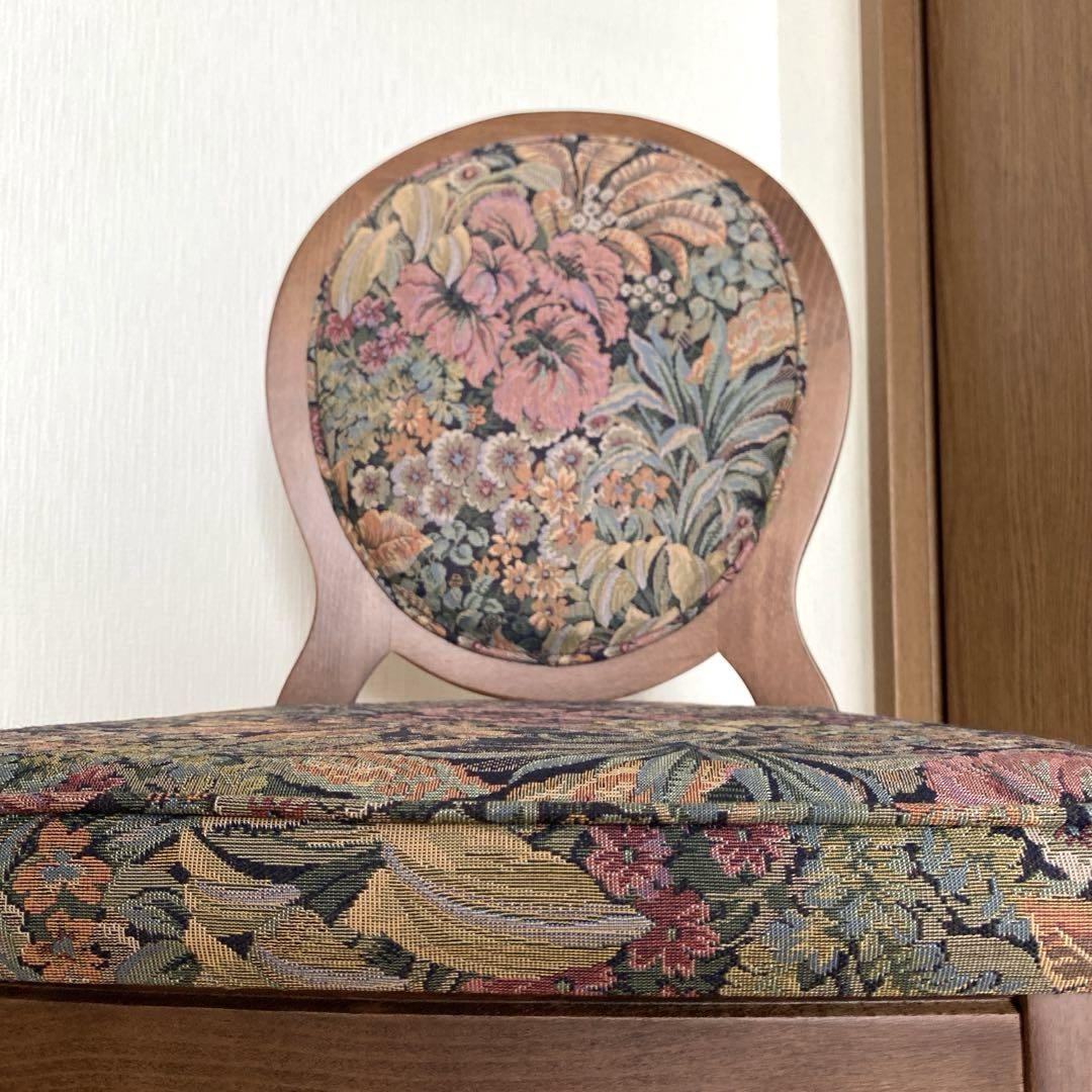 花柄デザインのクラシックチェア