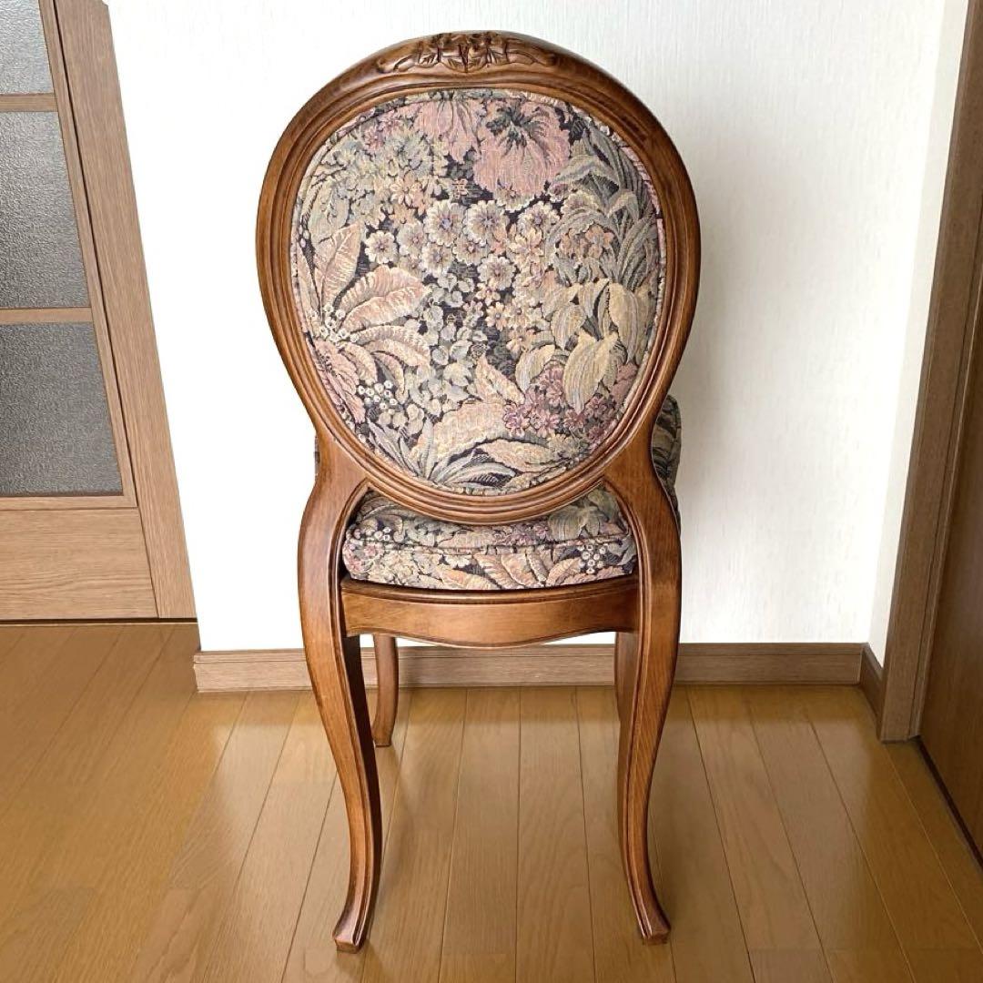 花柄デザインのクラシックチェア