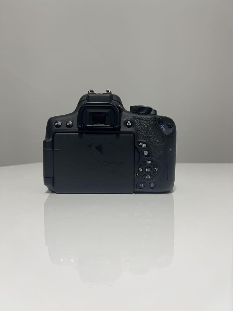 Canon EOS kiss X8i　本体とレンズ2本