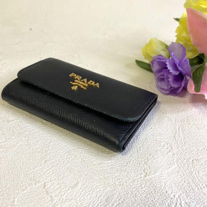 いありませ 美品✨PRADA ロゴ金具 ブラック 黒 6cu8t-m68189952659 プラダ キーケース サフィアーノレザー にプロフィ