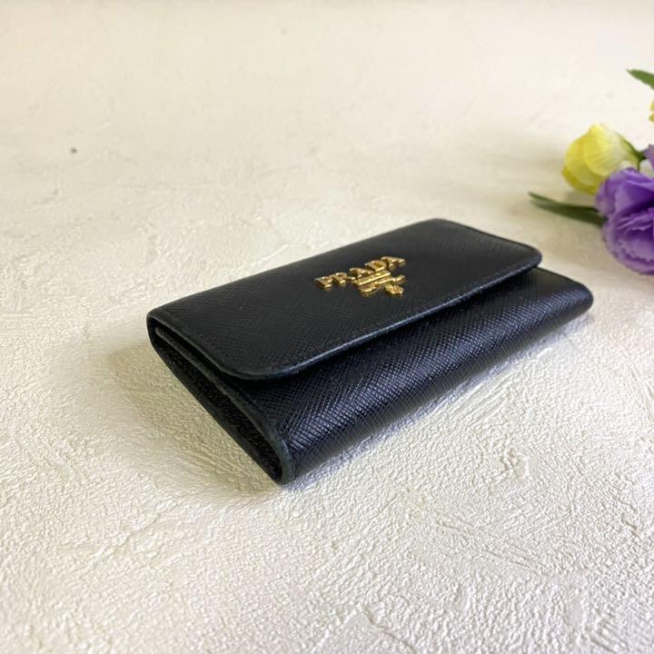 いありませ 美品✨PRADA ロゴ金具 ブラック 黒 6cu8t-m68189952659 プラダ キーケース サフィアーノレザー にプロフィ