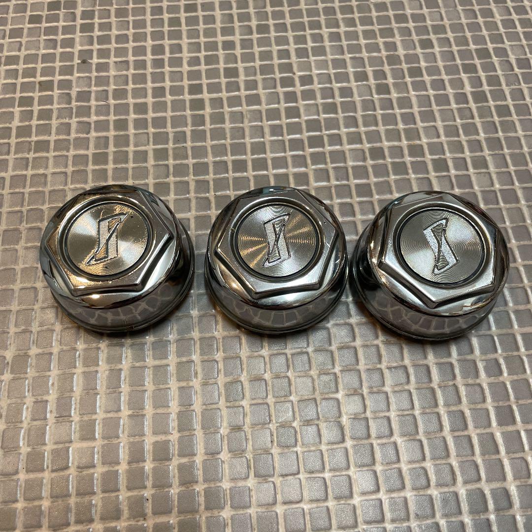 R30 スカイライン 純正スチールホイール用 センターキャップ 3個 爪折れあり - メルカリ R30 スカイライン 純正スチールホイール用 センターキャップ 3個 爪折れあり - メルカリ