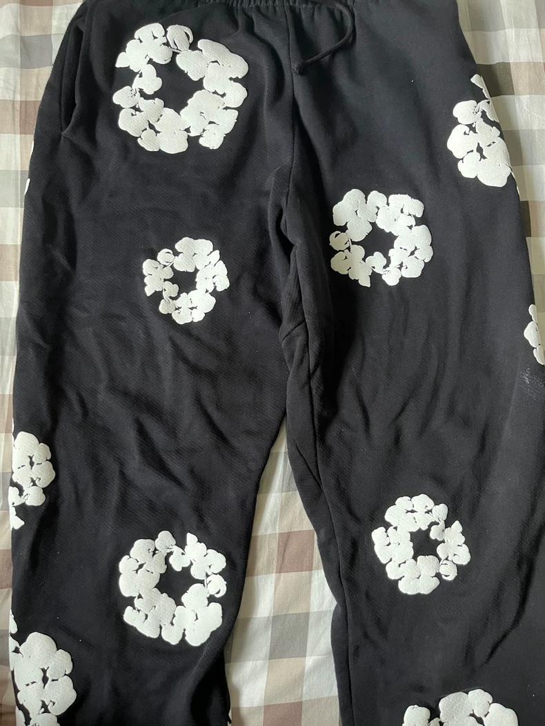 DENIMTEARS デニムパンツ ブラック 花柄プリント ストリートカジュアル DENIM TEARS 黒 花柄 ジョガーパンツ