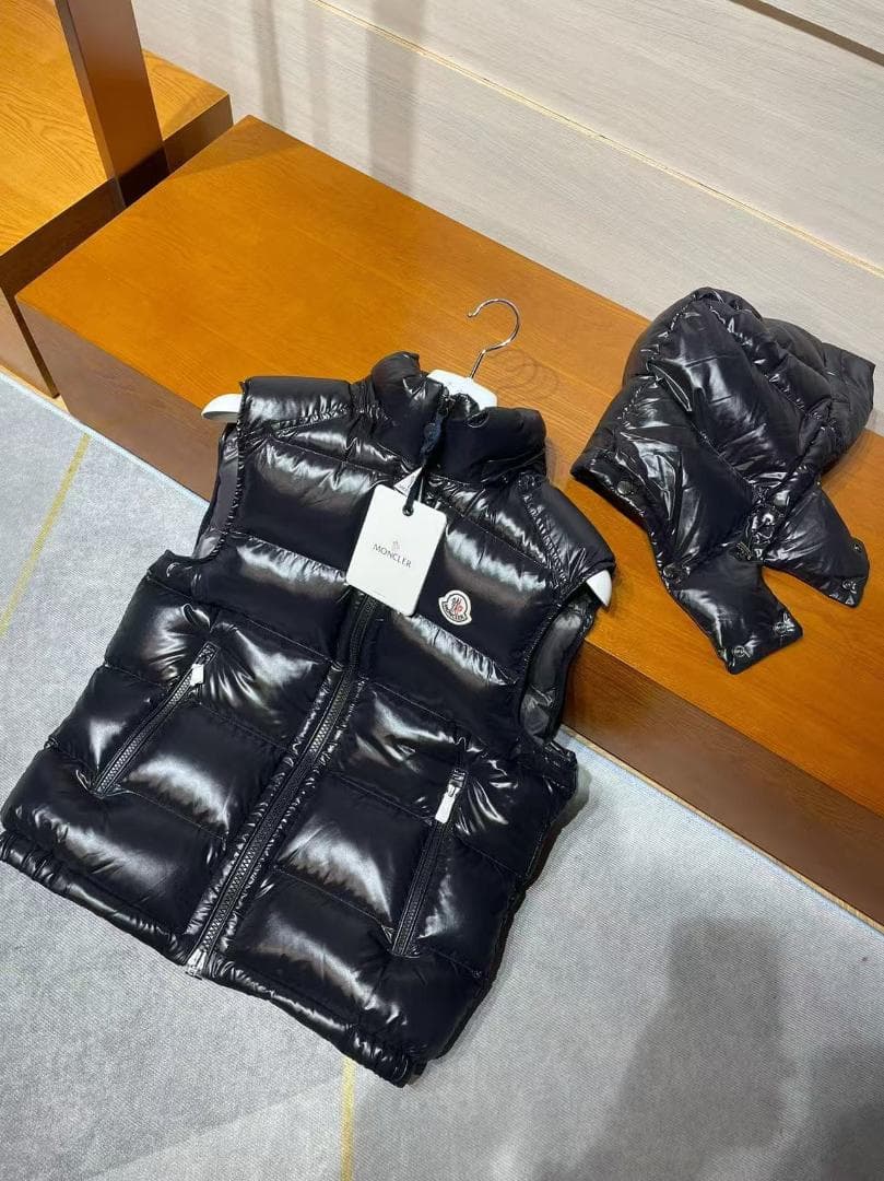 MONCLER ブラック ダウンベスト フード付き~~~ MONCLER ブラック ダウンベスト フード付き~~~