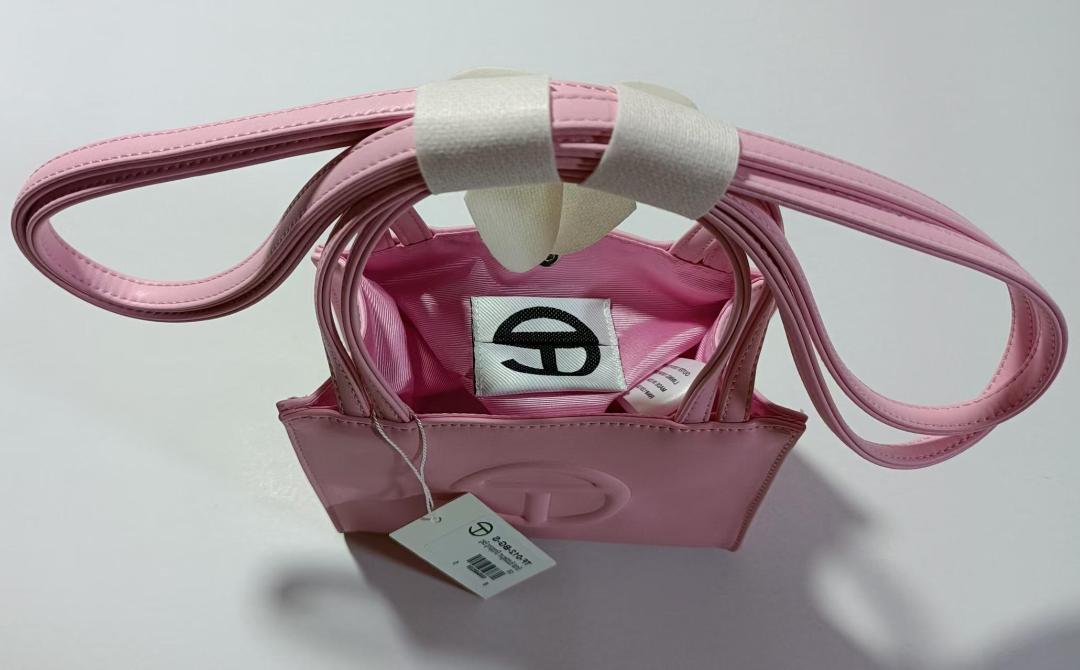 新品未使用Telfar ピンクショルダーバッグ 新品 Telfar ピンク ショルダーバッグ 17CM - メルカリ