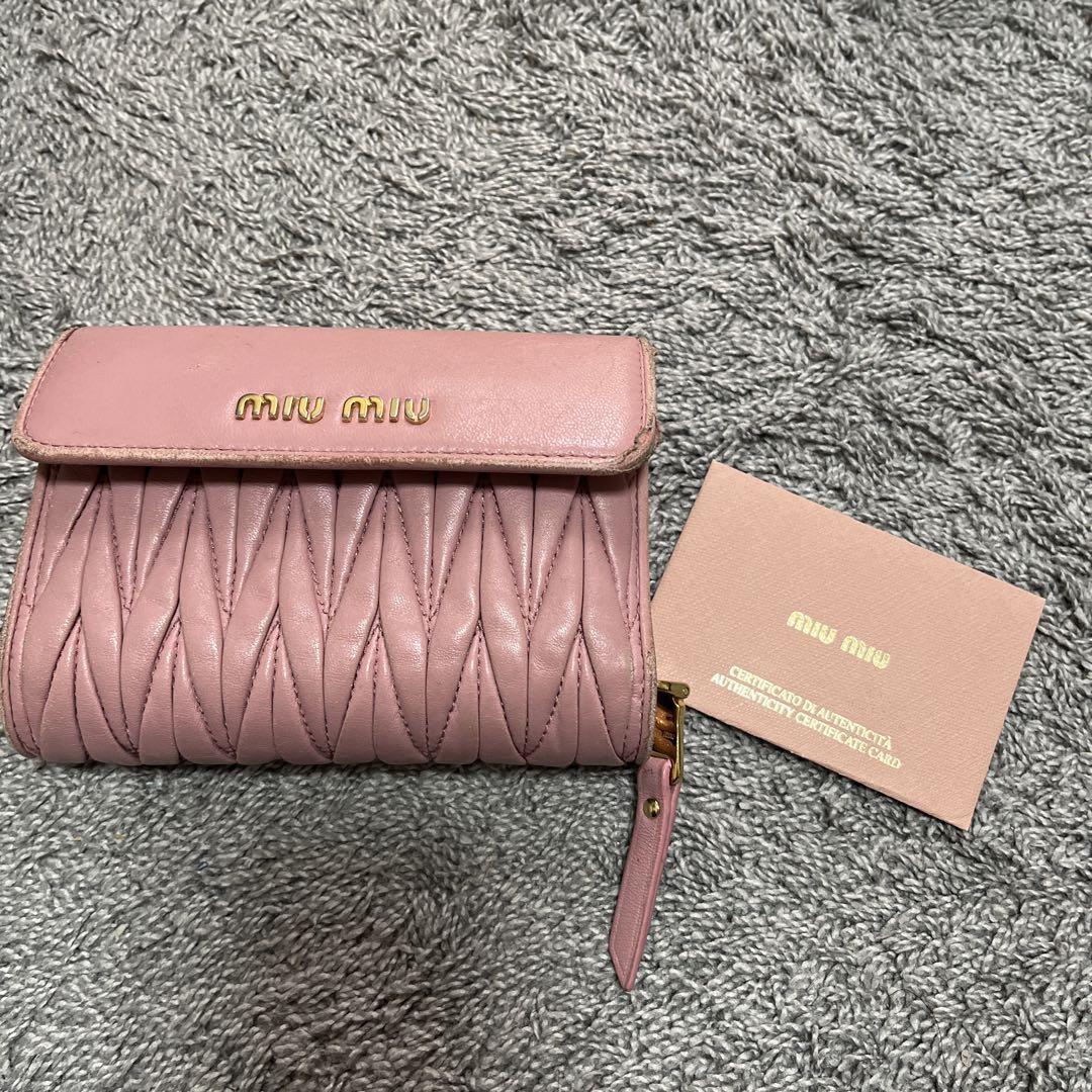 MIU MIU ピンクレザー二つ折り財布 マテラッセ - メルカリ
