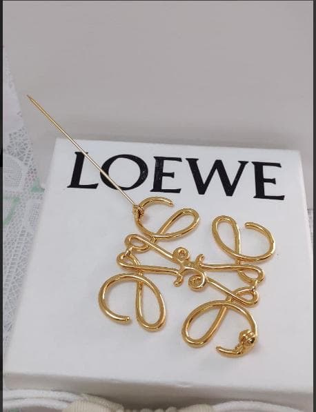 ロエベ アナグラムブローチ ️コサージュ ゴールドLOEWE