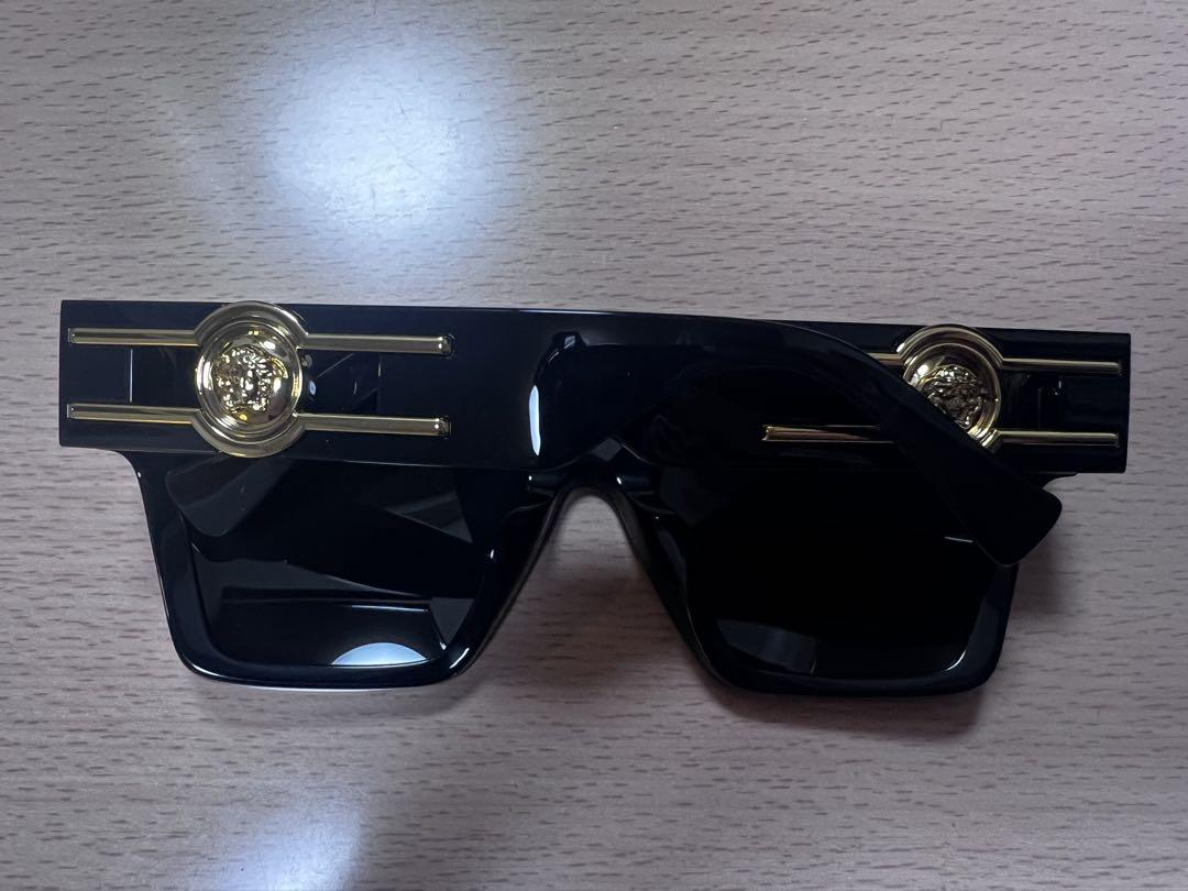 Versace ブラックスクエアサングラス ゴールドロゴ