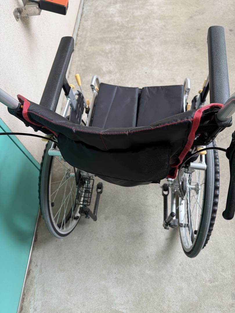 折りたたみ式 介助用車椅子 黒と赤