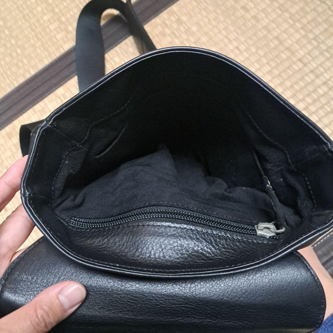 【美品】ダンヒル✨️ショルダーバッグ　フラップ　型押しロゴ　レザー　斜め掛け　黒 ダンヒル ショルダーバッグ ブラック オールレザー フラップ