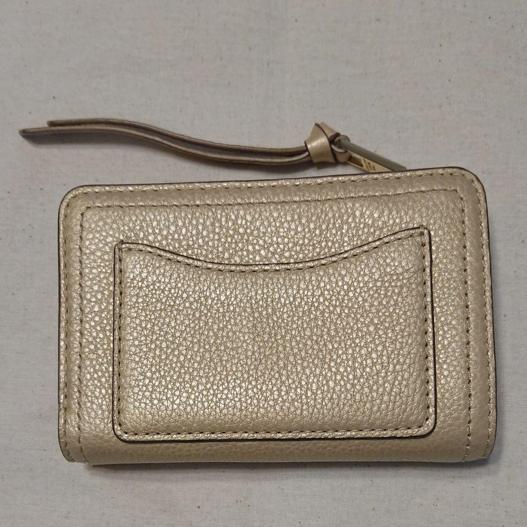 MARCJACOBS☆新品☆折り財布☆ゴールドロゴマーク　ジェイコブス MARC JACOBS マークジェイコブス 3つ折り財布 ゴールド 金