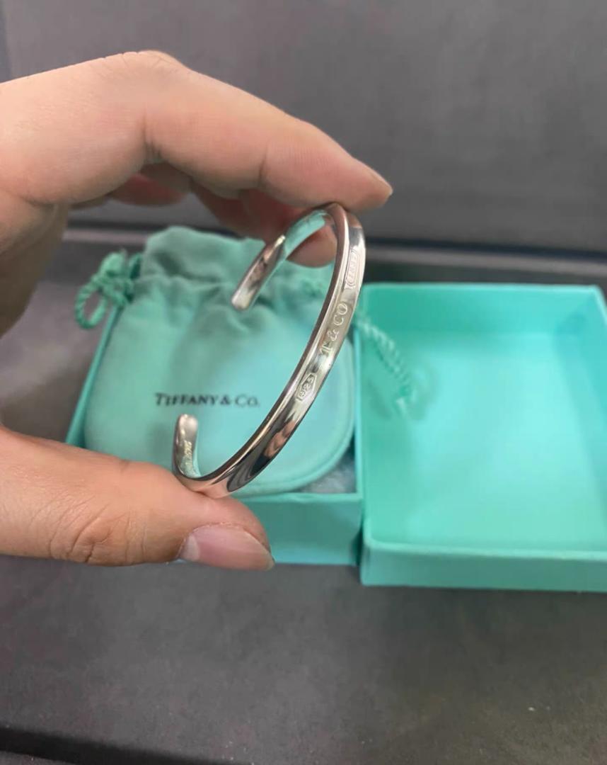 Tiffany & Co. シルバーバングル　※店舗でのクリーニング済み Tiffany & Co. シルバーバングル 925 1837 - メルカリ