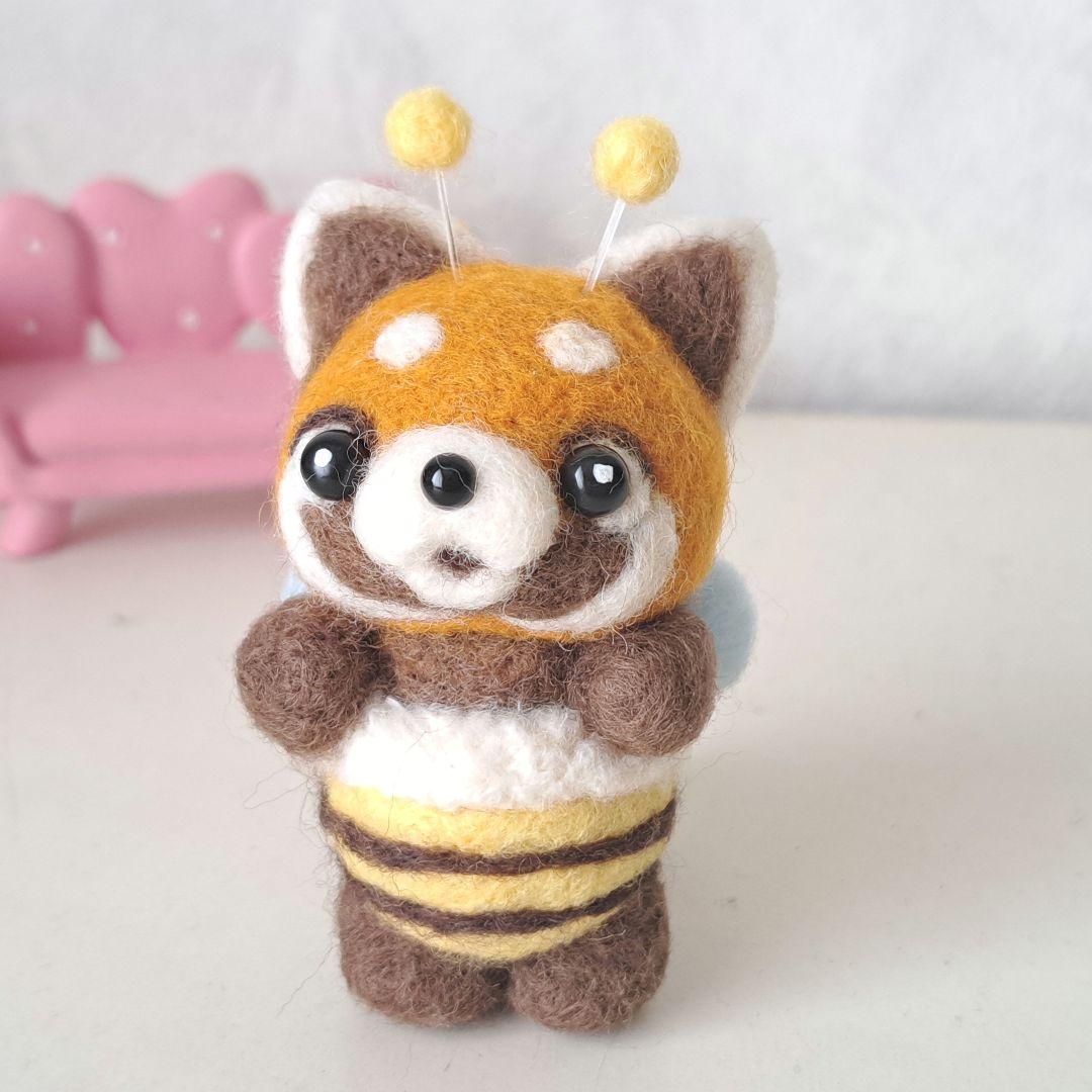 入荷now 安全 ミツバチレッサーパンダちゃん 羊毛フェルト メルカリ - その他