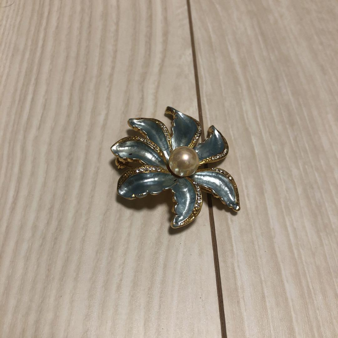 青色エナメル 花形ブローチ パール付き