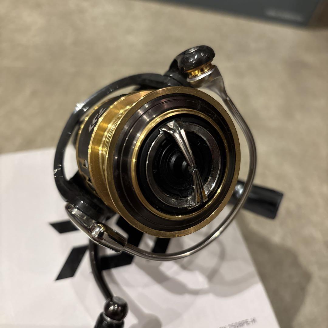 THEORY 2508PE-H スピニングリール 黒/金 ダイワ セオリー 2508PE-H (リール) 価格比較 - 価格.com