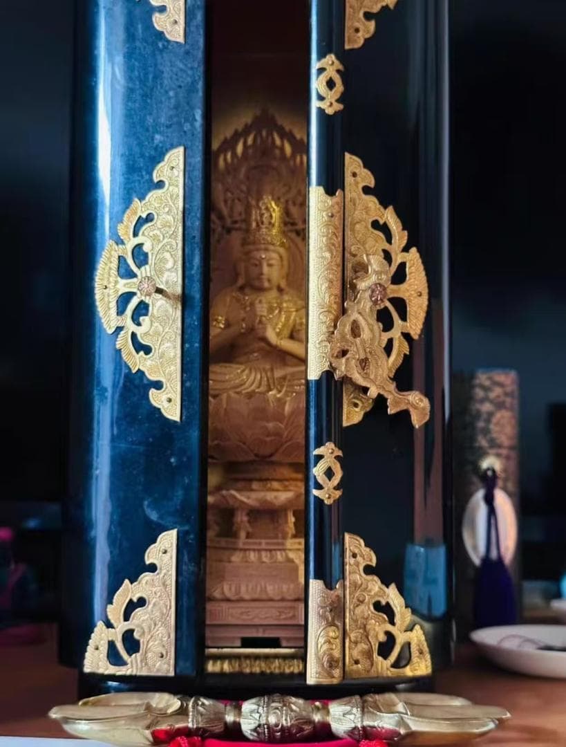 黒色円筒形ケースの仏像