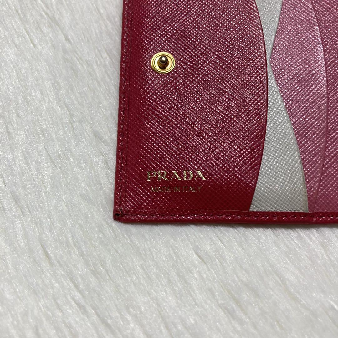 PRADA ピンク 二つ折り財布 箱付き 2401163.jpg