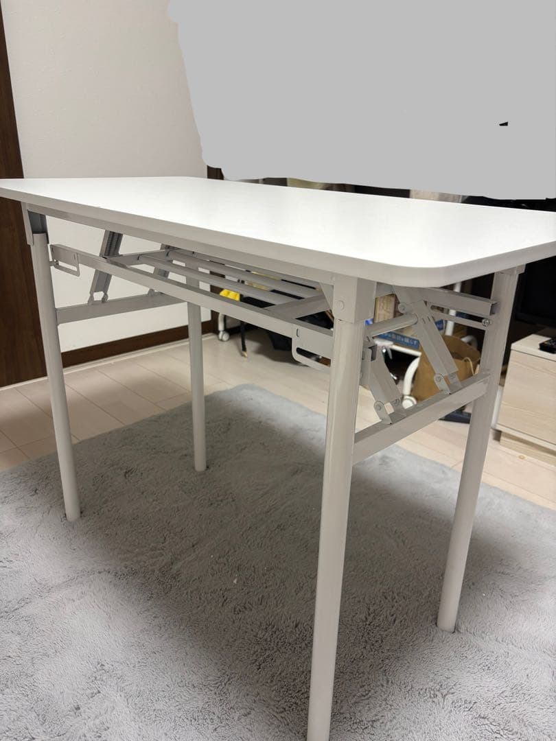 ホワイト折りたたみ式テーブル目立った傷や汚れなし