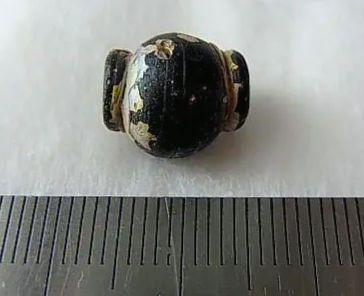 ★P0701★古代　美形　襟付　ガラスビーズ　金化パティナ