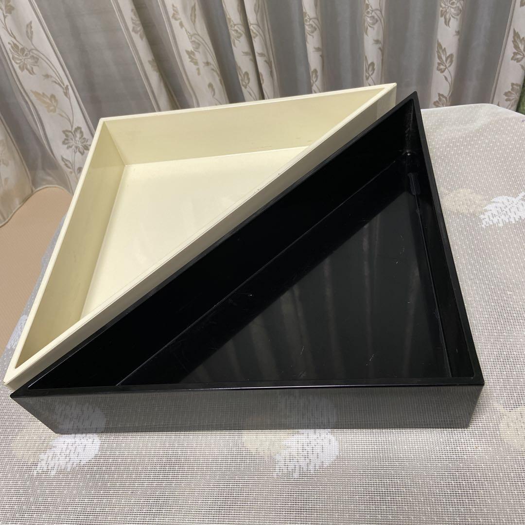 草月流　三角型の花器2点（黒と白）