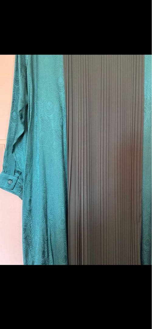 ピーコック柄ランダムプリーツワンピース SUMI STYLE - メルカリ