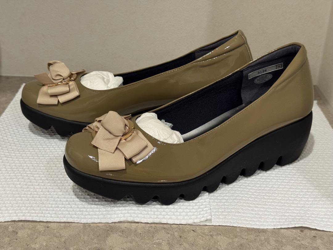 【新品】ヒルズアヴェニュー⭐︎カーキ リボン付き ウェーブソールパンプス