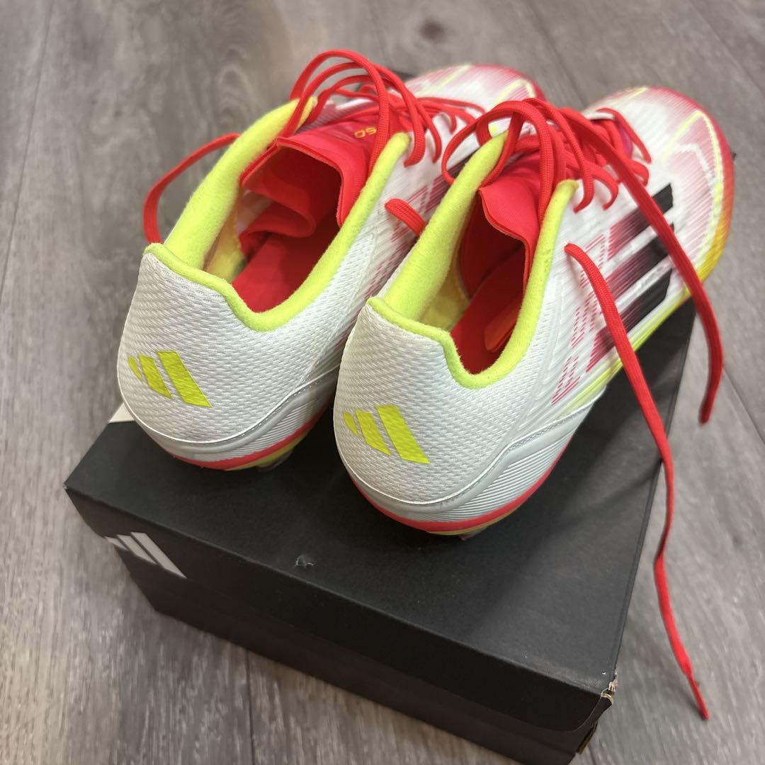 adidas サッカーシューズ ホワイト/レッド/イエロー - メルカリ