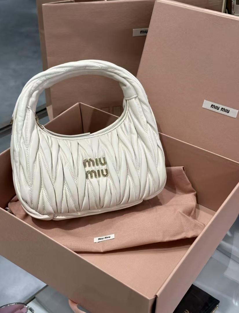 【コンパクト】miumiu キルティング カードホルダー Miu Miu Matelassé Shoulder Crossbody Bag Pochette Cammeo