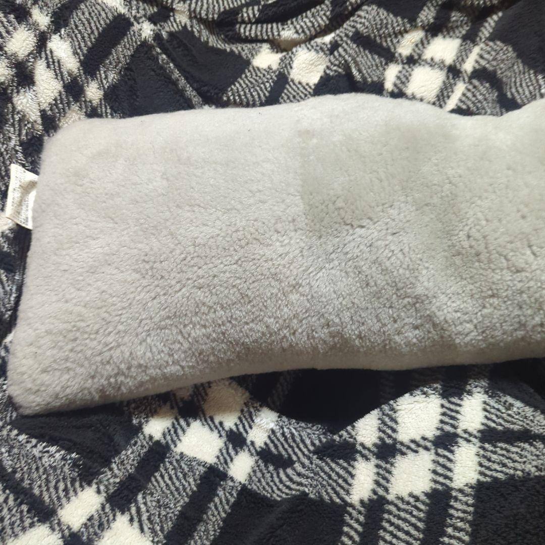 グレーのムートン抱き枕 約30cm×120cm目立った傷や汚れなし