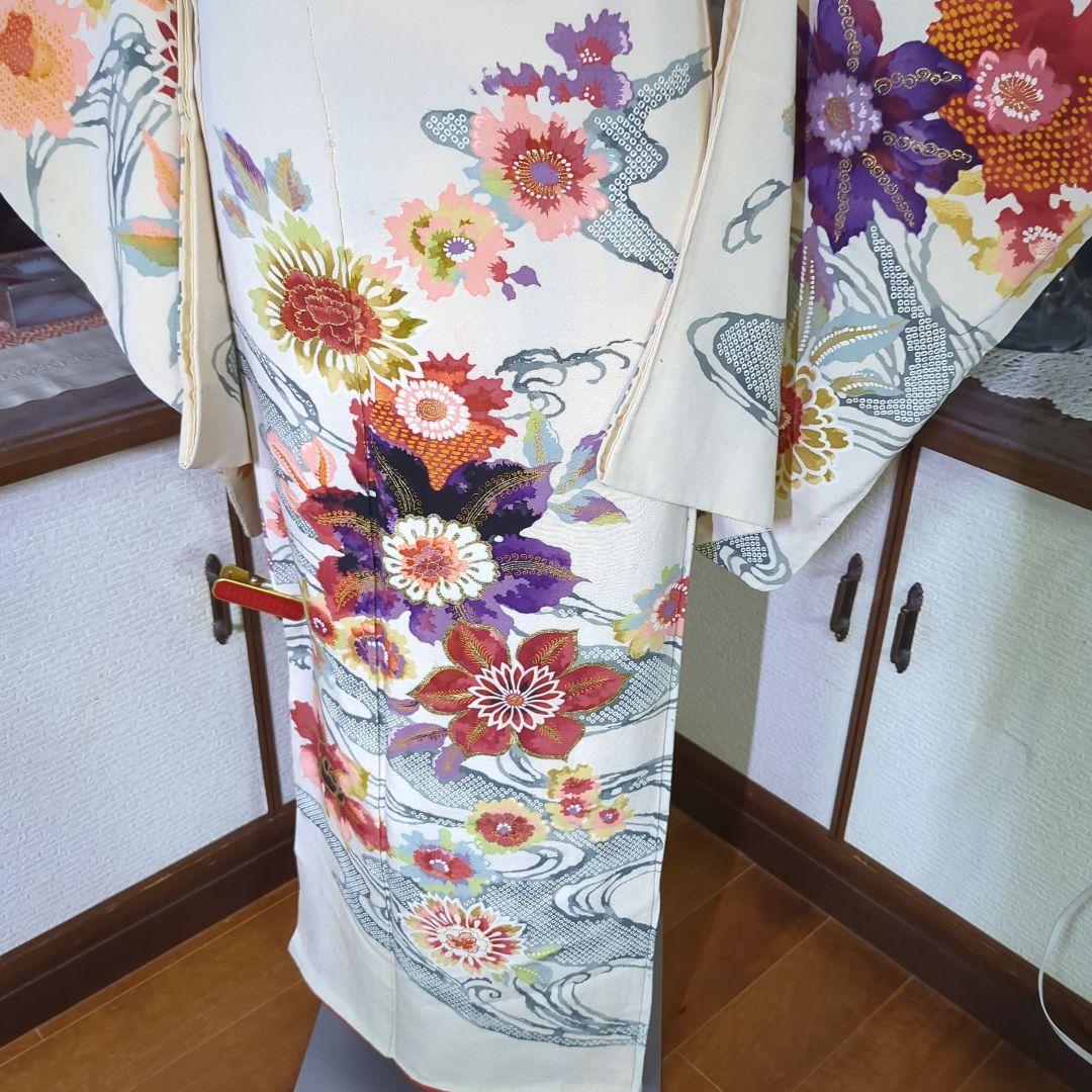 生成り色の地に花々が妖艶な饗宴を見せる艶やかな正絹