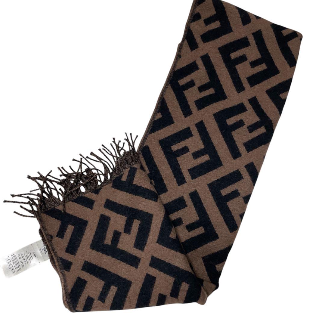 FENDI】 ロゴ入り マフラー ブラウン/ブラック FENDI】 ロゴ入り マフラー ブラウン/ブラック