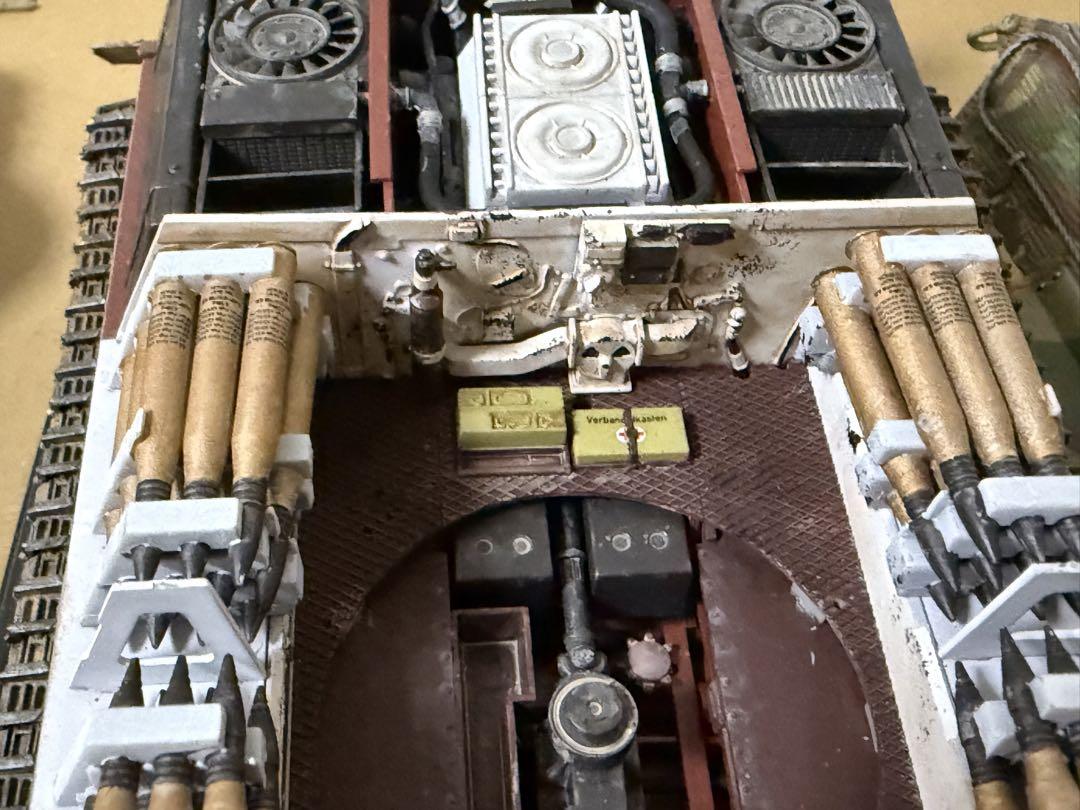 プラモデル戦車1/35完成品ティガーⅡポルシェ砲塔フルインテリアモデル