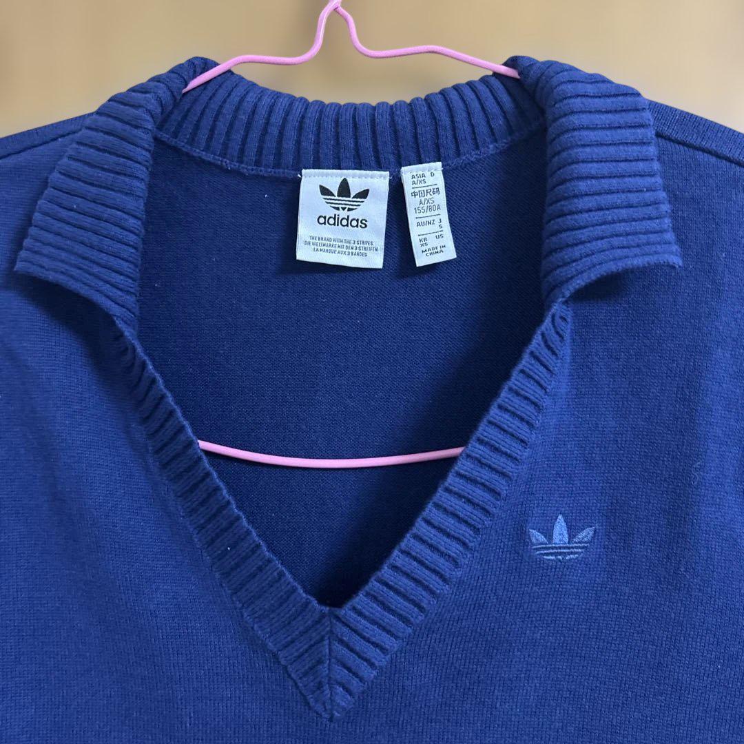 adidas ネイビー Vネック 半袖ニット - メルカリ