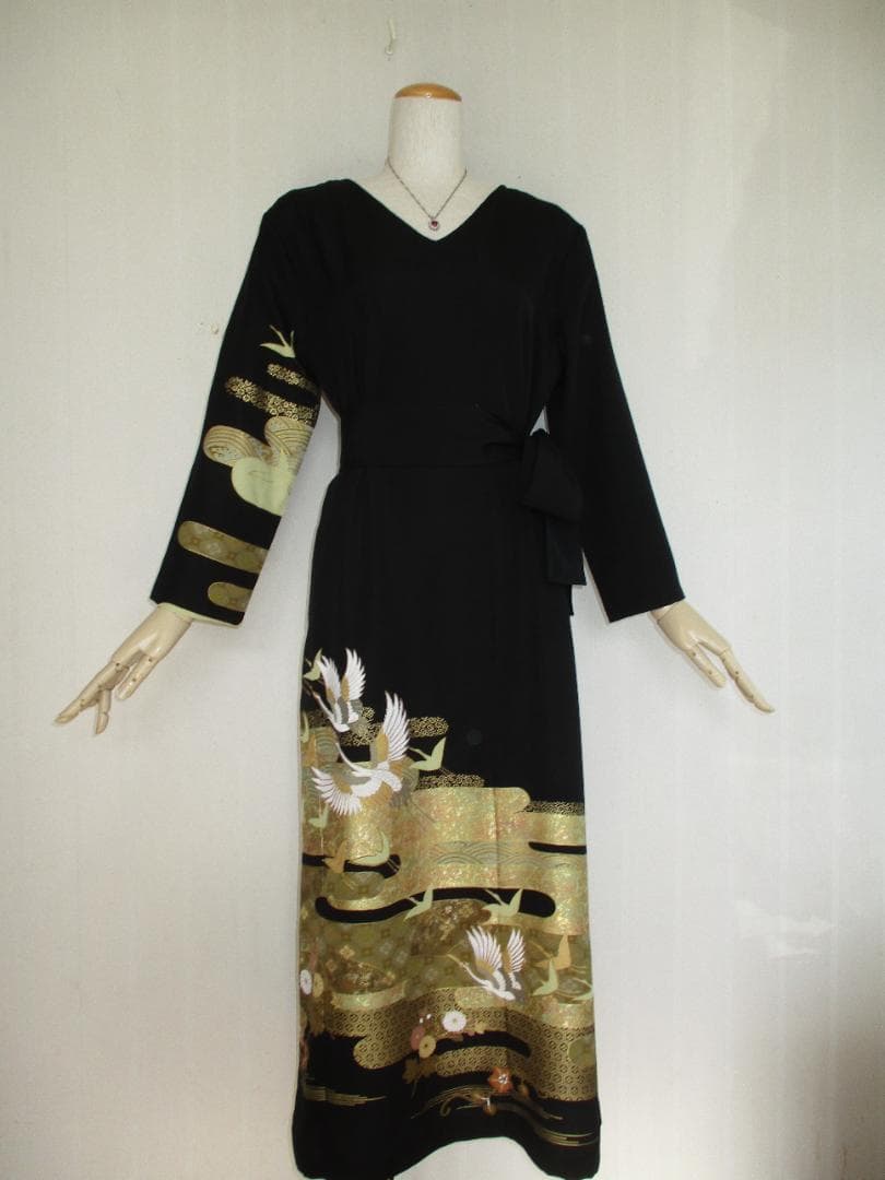 作家物黒留袖からの着物リメイクドレスです L~2Lサイズ 着丈125cm L~2Lサイズ 黒留袖からのV襟着物リメイクドレスです