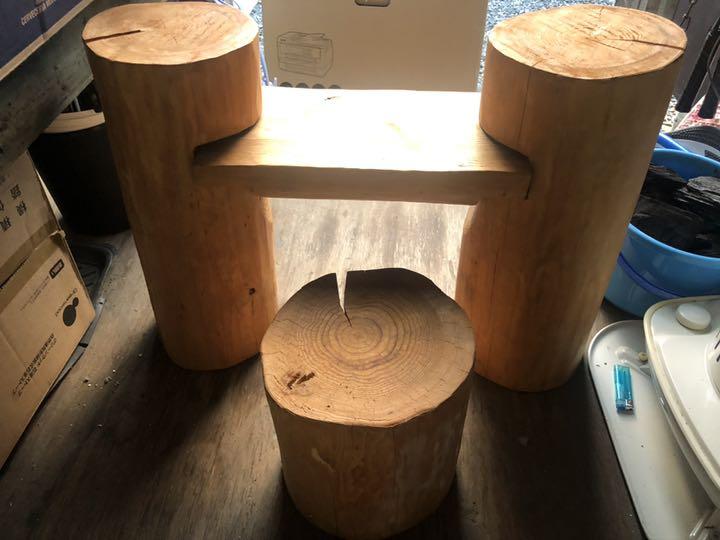 ハンドメイドの木製テーブルと椅子セット