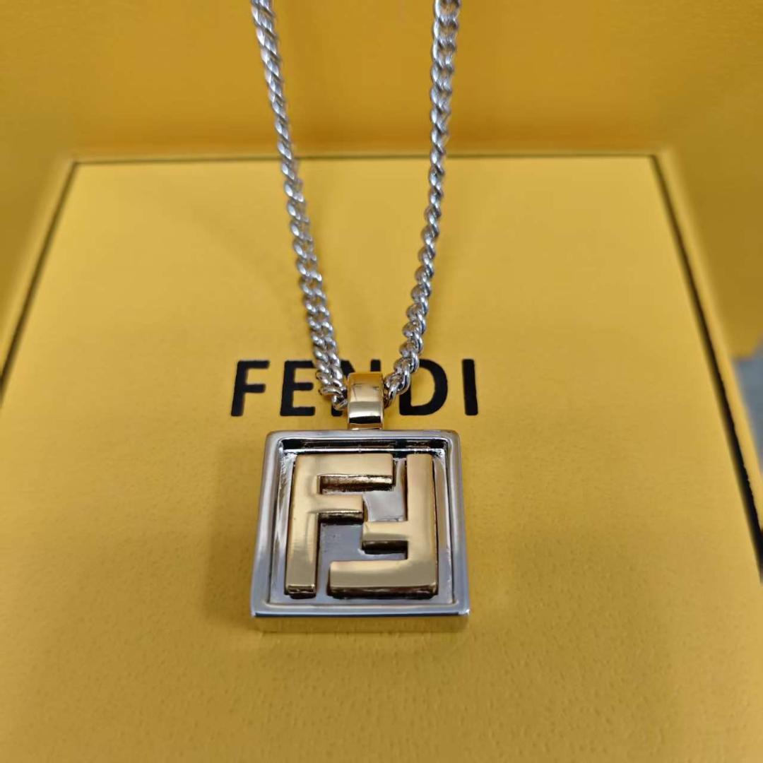 FENDI フェンディ　ネックレス　目黒蓮着用　ロゴプレート　FFロゴ