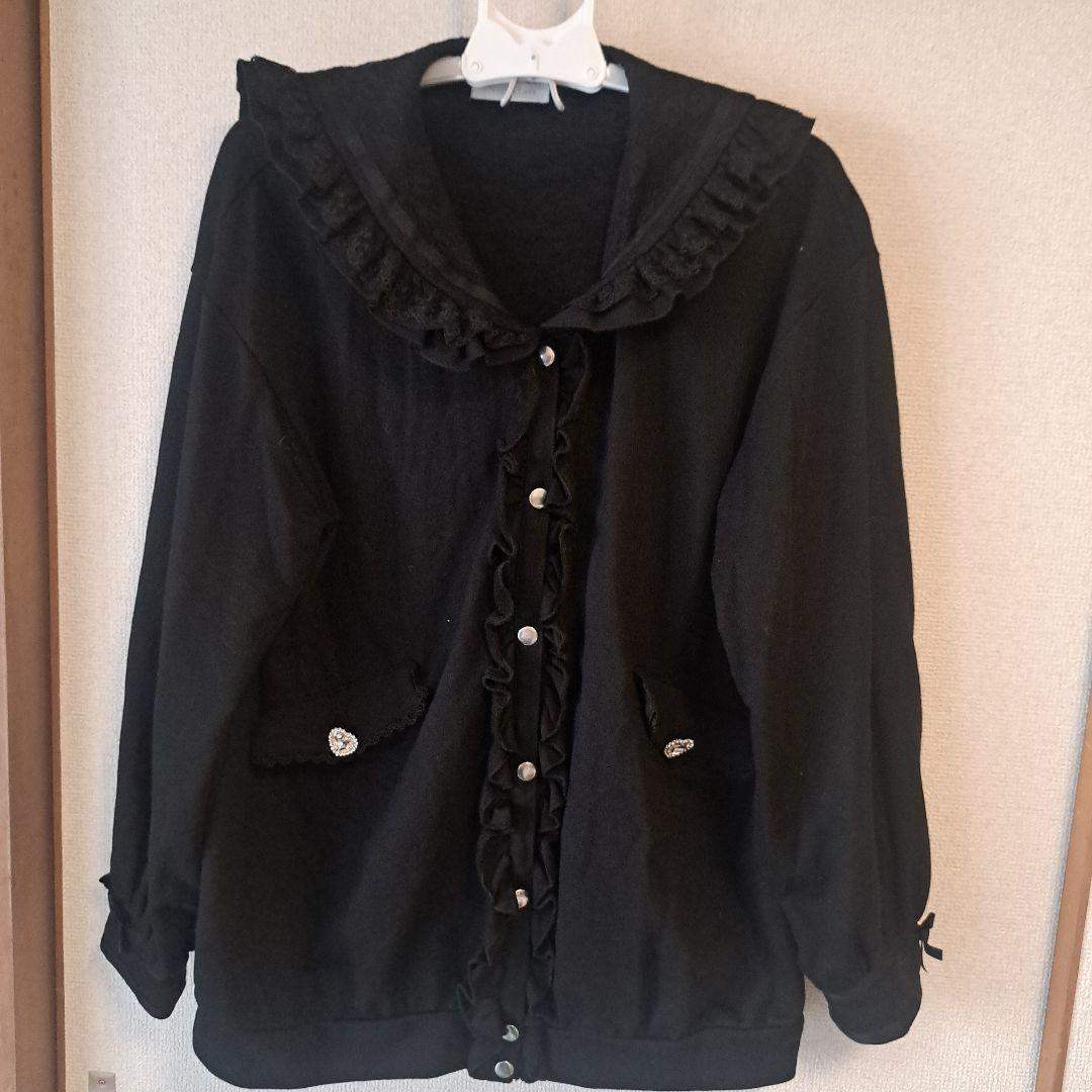 フリル付きフードの黒いジャンパー