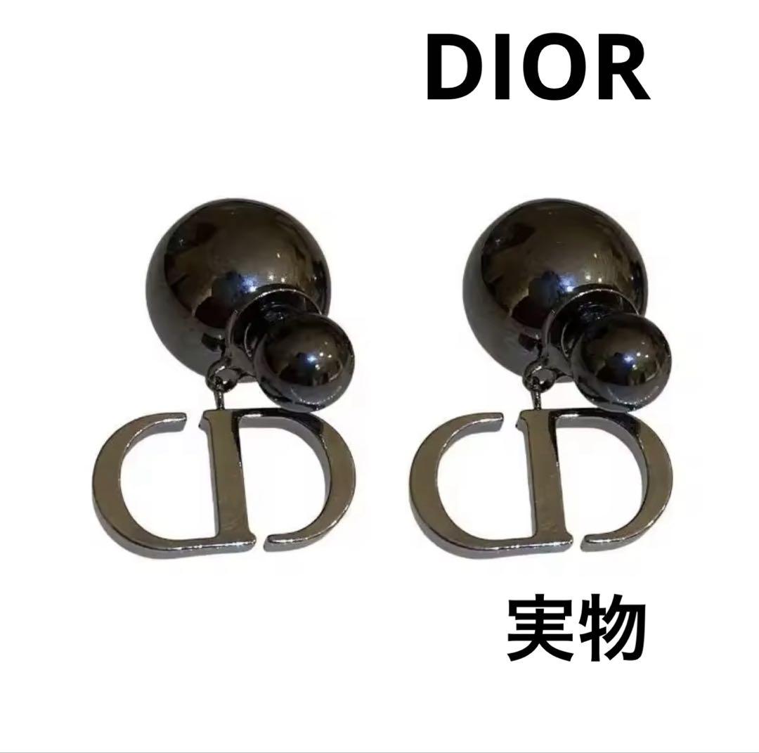 はなこ様✴︎ Dior ピアス　両耳 Dior パール ロゴ ピアス(両耳用) - メルカリ