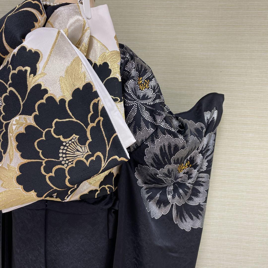 黒地に大輪の牡丹と葉を大胆に配置 振袖コレクション | 京美の