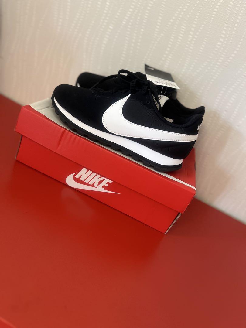 Nike Swoosh ブラック/ホワイト スニーカー