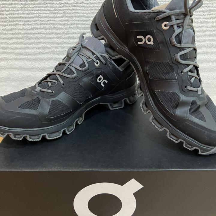 On クラウド ベンチャー 防水仕様ランニングシューズ