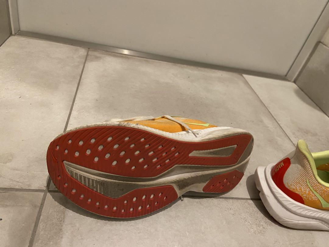HOKA マッハ6 ランニングシューズ ホワイト/オレンジ/イエロー
