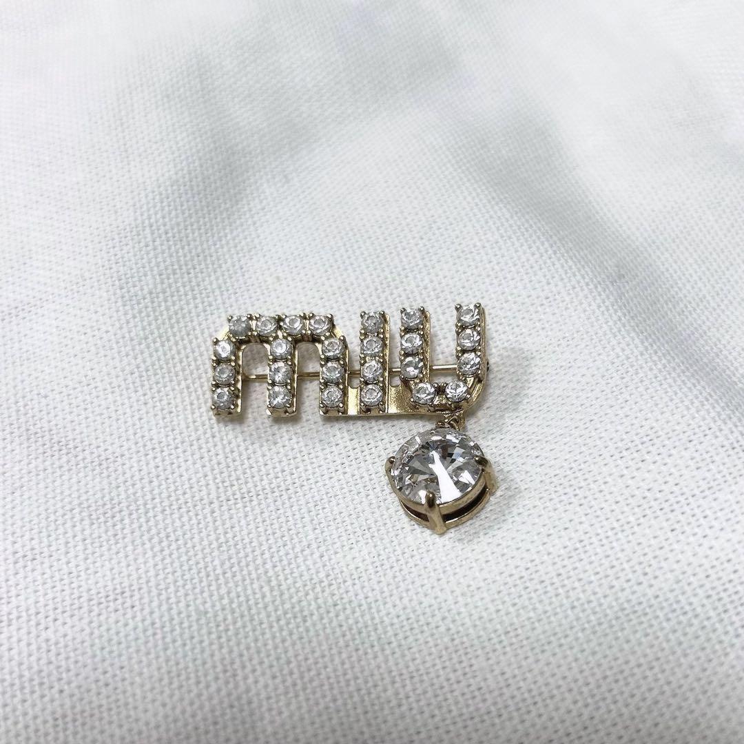 MIUMIU クリスタルペンダント付ブローチ