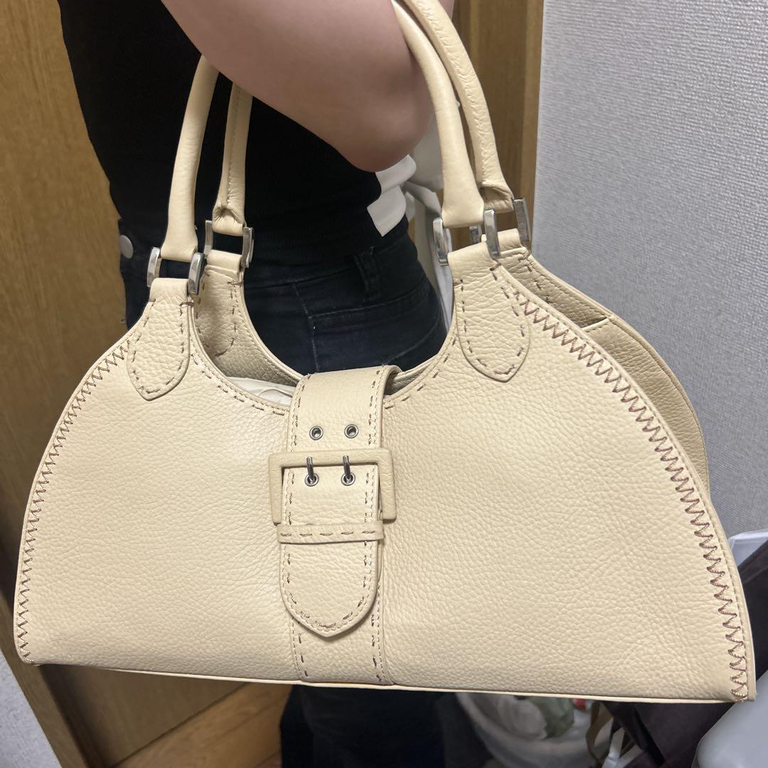 クリーム色 ハンドバッグ ファスナー付き