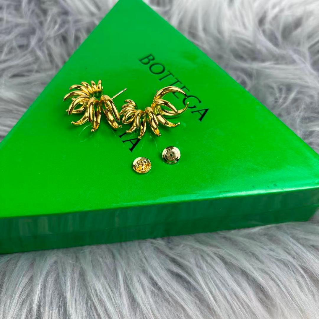 極美品BOTTEGA VENETA ゴールド フラワーピアス