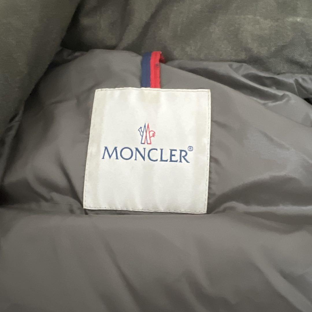 Moncler オリーブグリーン ダウンジャケット