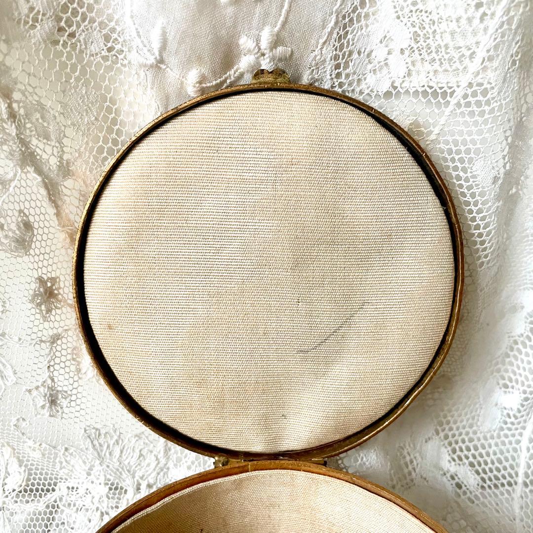 マドモアゼルの絵入りラウンド型ジュエリーボックス フランスアンティーク マドモアゼルの絵入りラウンド型ジュエリーボックス フランスアンティーク