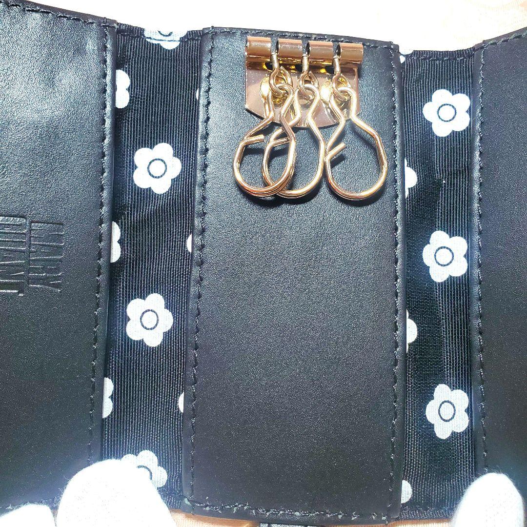 美品】MARY QUANT エンボスデイジー パール キーケース 黒 牛革